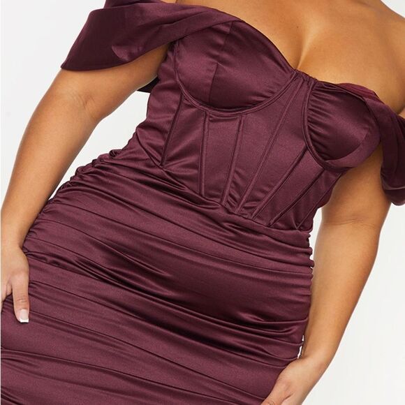 Prettylittlething PLUS PLUM STRUCTURED SATIN CUPPED RUCHED SKIRT BODYCON DRESS - Picture 3 of 12